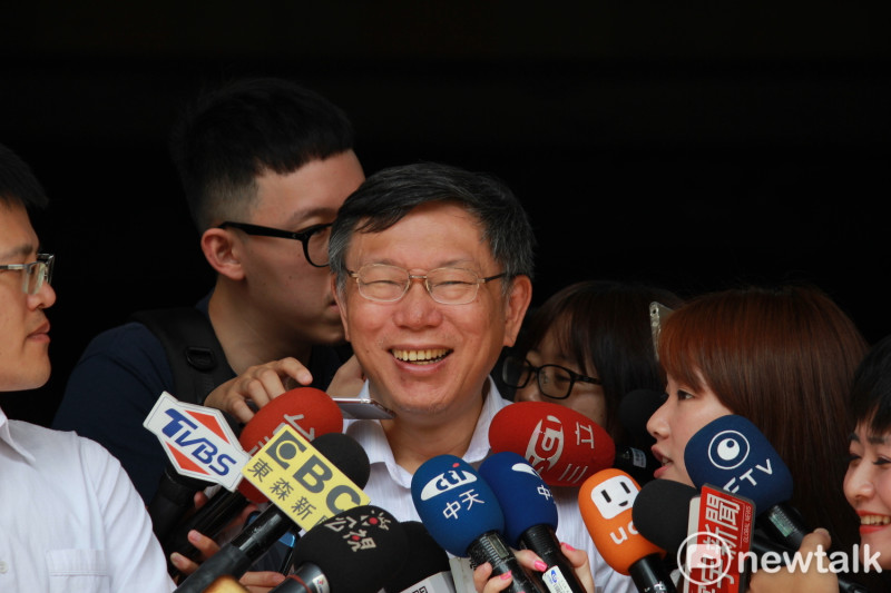 台北市長柯文哲為了拉攏深藍選票，對著蔣經國拿香跟拜，早在上一次競選台北市長時就出現了。   圖：新頭殼資料照
