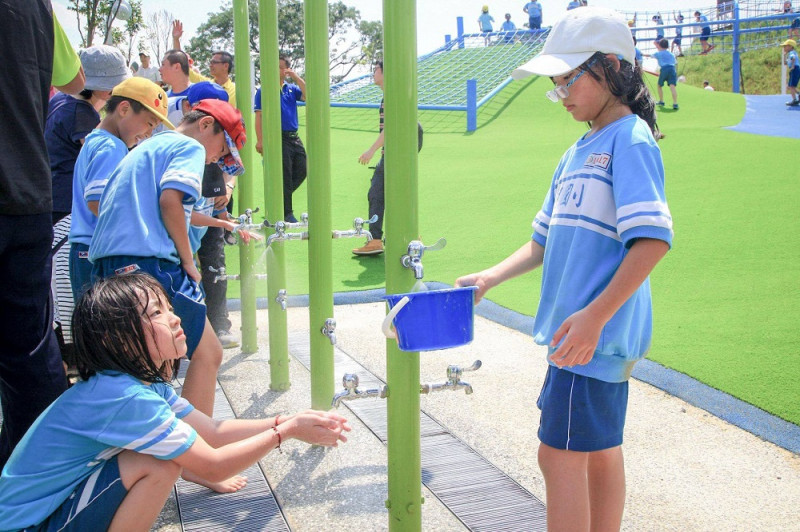 員山公園山貼心設置藤蔓造型洗手池，讓大小朋友可以玩樂之餘，還能清潔保持衛生。   圖：翻攝自我的新北市FB