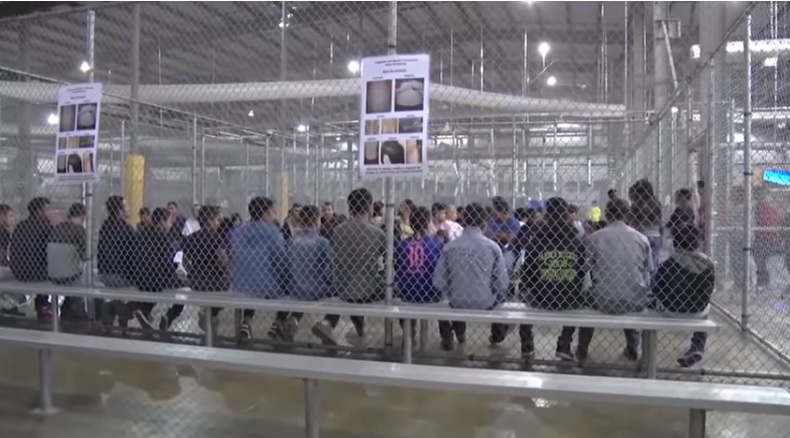 川普5月起實施「零容忍」移民政策，在美墨邊境將非法入境成人一律關押並面臨起訴。   圖：翻攝youtube
