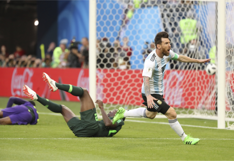 梅西（Lionel Messi）在禁區附近接獲隊友長傳，一個大腿停球後再加速往前甩開對手，在比賽第14分鐘起右腳射門破網，讓阿根廷取得1比0領先，這是梅西在這次世界盃的第一個進球，也是本次世界盃的第100個進球。   圖：達志影像/美聯社