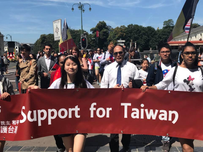 為抗議中國加強打壓台灣，多方支持台灣的人士26日中午在布魯塞爾一起上街出席「與台灣同行」活動。   圖：翻攝駐歐盟兼駐比利時代表處臉書