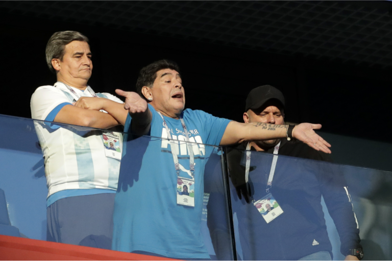 眼看阿根廷頭兩場賽事戰績不佳，馬拉度納（Diego Armando Maradona）當時還一肚子火，向總教練和球隊畧下狠話，叫他們提早打包回國。隨著昨夜阿根廷和奈及利亞對戰過程的高潮迭起，馬拉度納也不時情緒緊張亢奮。   圖：達志影像/美聯社