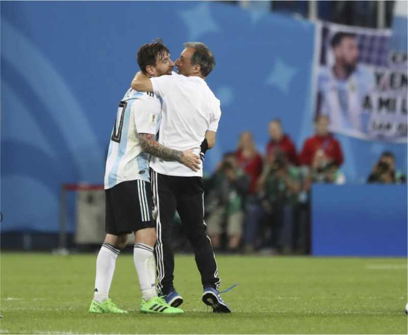 阿根廷一分險勝，由淘汰邊緣起死回生，上演大復活。而梅西身為隊中主將和精神領袖，也終能甩掉小組賽第一場阿根廷1：1被冰島逼和，以及0：3遭克羅埃西亞狂電的難堪窘境。比賽結束，梅西與總教練和隊友們一一擁抱，歡喜迎接勝利。   圖：達志影像/美聯社