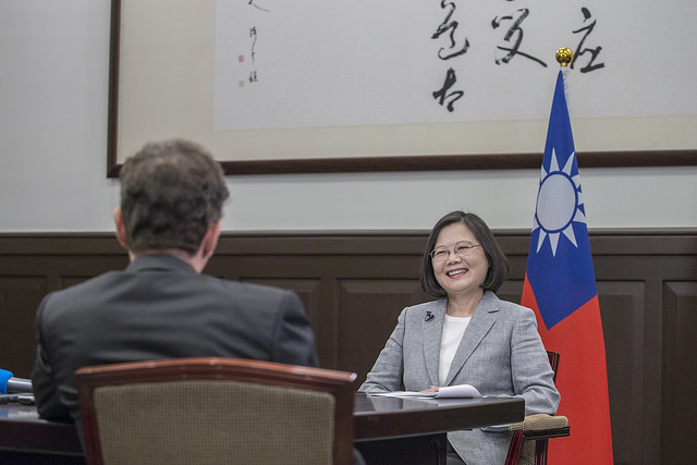 總統蔡英文日前在接受法新社專訪時稱，希望國際社會聯合台灣一起「制約中國」，但她仍表示願意與大陸領導人會面。   圖：翻攝自總統府網站