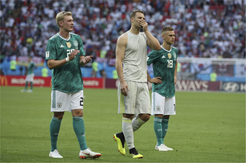 德國隊兵敗俄羅斯世足賽，0：2敗給南韓。賽後，門將諾伊爾（Manuel Neuer）與隊友難掩落寞。   圖：達志影像/美聯社