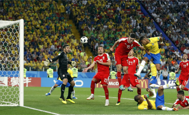 下半場第68分鐘，巴西明星前鋒內馬爾（Neymar）開出角球，席瓦（Thiago Silva）在門前無人防守情況下頭槌破網，不但擴大領先差距，也奠定贏球勝基。   圖：達志影像/美聯社
