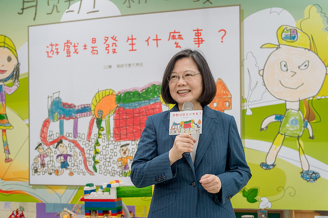 蔡英文總統今（28）日上午前往台北市立南海實驗幼兒園出席「幼兒園孩子創作繪本『遊戲場發生什麼事？』新書發表會」。   圖：總統府提供