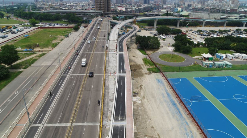 華中橋目前機車道工程已完成，估計在6月30日9時會先行開放機車道通車及人行道通行。   圖：台北市工務局／提供