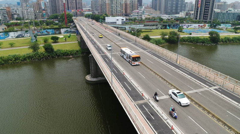 華中橋機車道（往台北方向）開放後，機車道直線路段速限維持每小時40公里，曲線段速限略為降低至每小時30公里。   圖：台北市工務局／提供