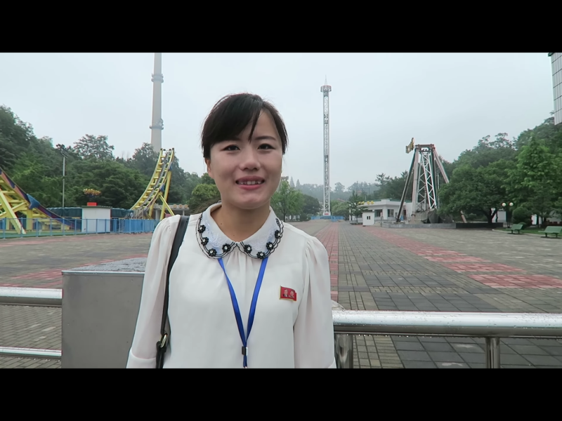 現有的中文導遊無法消化這麼多中國遊客，也因此，需要讓英文導遊也學習中文帶團觀光。圖為一名北韓女導遊，負責接待前來旅遊的中國遊客。   圖：翻攝自Youtube