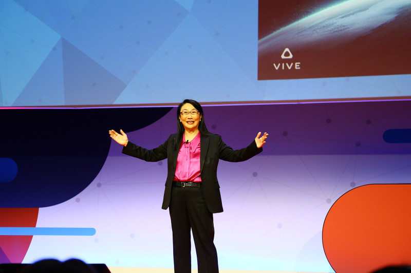 大會期間，HTC董事長王雪紅還獲主辦單位GSMA頒發「亞洲移動行業卓越貢獻獎」。   圖：HTC 提供
