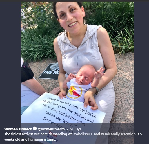 一位年輕媽媽帶著才5周大的嬰兒力挺「大規模公民不服從」行動。   圖：翻攝Women's March推特