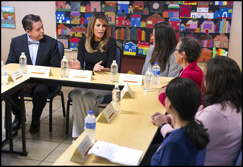 美國第一夫人梅蘭妮亞（左二）28日二度探訪非法移民兒童收容中心，為工作人員打氣。   圖：翻攝Doug Mills推特