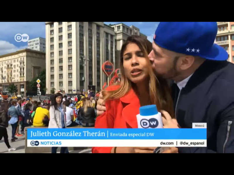 德國之聲（Deutsche Welle）女記者龔薩雷茲（Julieth Gonzalez Theran）連線時，被一名男子當場襲胸、強吻。   圖：翻攝自Youtube