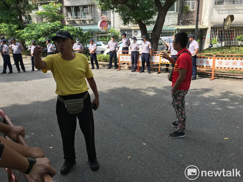 退伍軍人指著警方開罵。   圖 : 周煊惠 / 攝