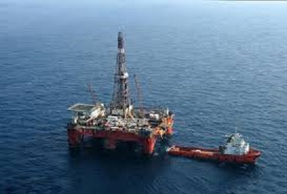 中國在東海逐步開採天然氣油田，並在中日中間線附近新設移動式鑽井船，日本嚴正抗議。   圖 : 翻攝自搜狐