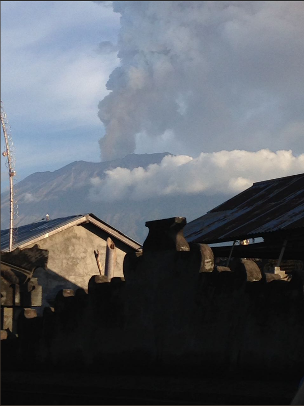 印尼峇里島東部的阿貢火山噴發，火山灰柱衝上高空，目前印尼火山飛安警戒發布橘色警戒。   圖：取自印尼國家災害應變總署發言人蘇托波twitter