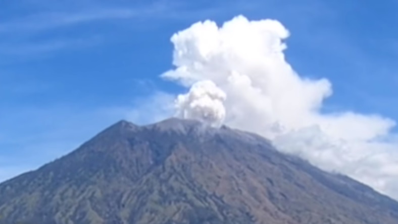 印尼峇里島阿貢火山持續噴發，外交部今（29）日晚間呼籲國人暫勿前往旅行，若有必要前往則需特別注意安全，遠離警戒區。   圖：翻攝youtube