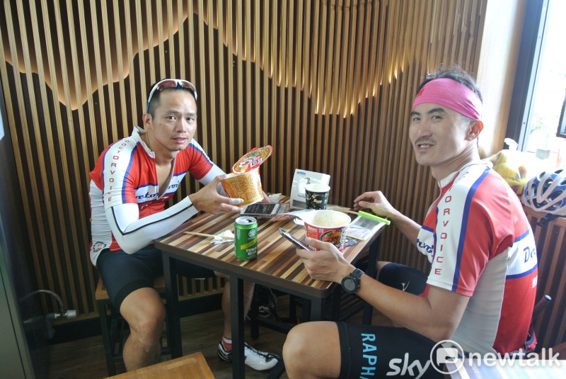 兩名來自台北的車友在全家梨山店內享用午餐。   圖：唐復年/攝