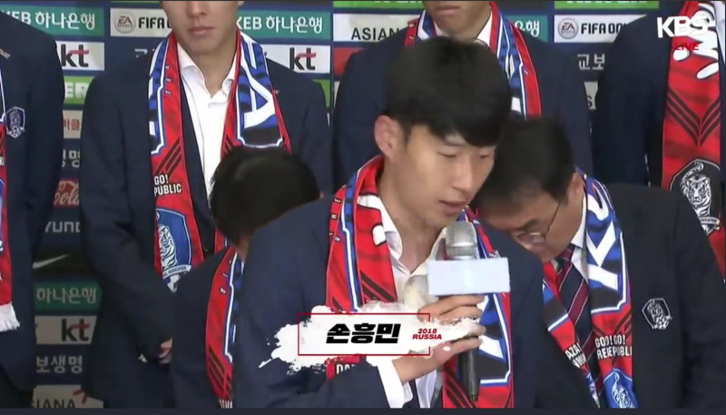 南韓隊返國記者會，激進粉絲砸雞蛋.抱枕，讓球員們尷尬不知所措。   圖/翻攝自KBS 