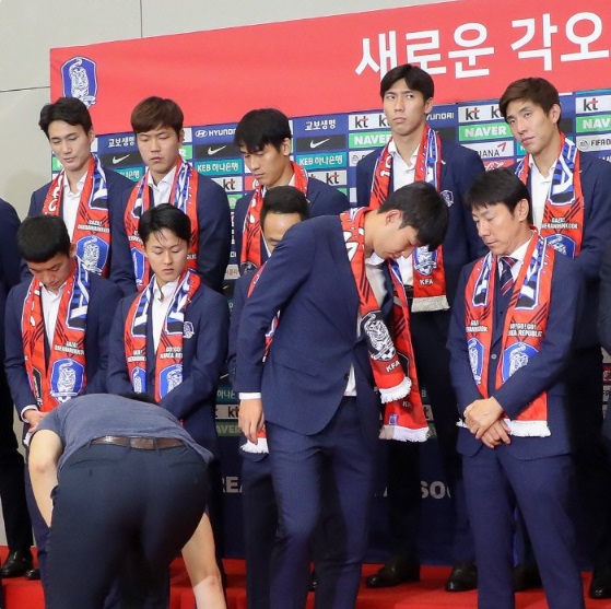 南韓隊返國記者會，激進粉絲砸雞蛋.抱枕，讓球員們尷尬不知所措。   圖/翻攝自推特