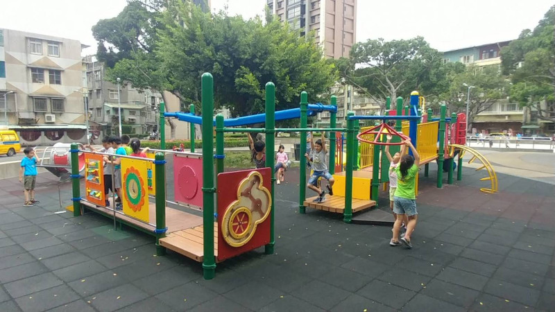 已有38年歷史的北投石牌公園，進行兒童遊戲場更新工程，將使用已久但很有特色的遊具保留。   圖：台北市工務局提供