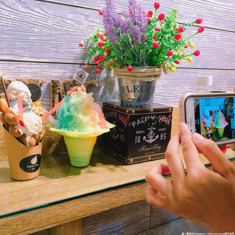 時序進入夏季，越來越多超美冰品照出現在FB及IG上，藍色、粉色、黃色、綠色冰品風靡萬千網友！   圖：翻攝自Instagram／chen.wei.wang開放權限