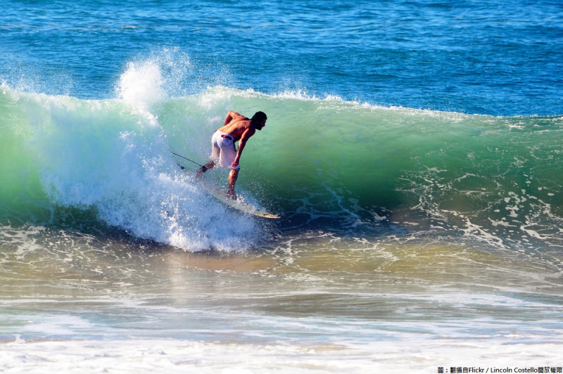 今年夏日高溫炎熱，海灘戲水消暑人潮不斷，這時海灘水質是否適合大小朋友遊玩，就得看環保署的檢測結果！   圖：翻攝自Flickr／Lincoln Costello開放權限