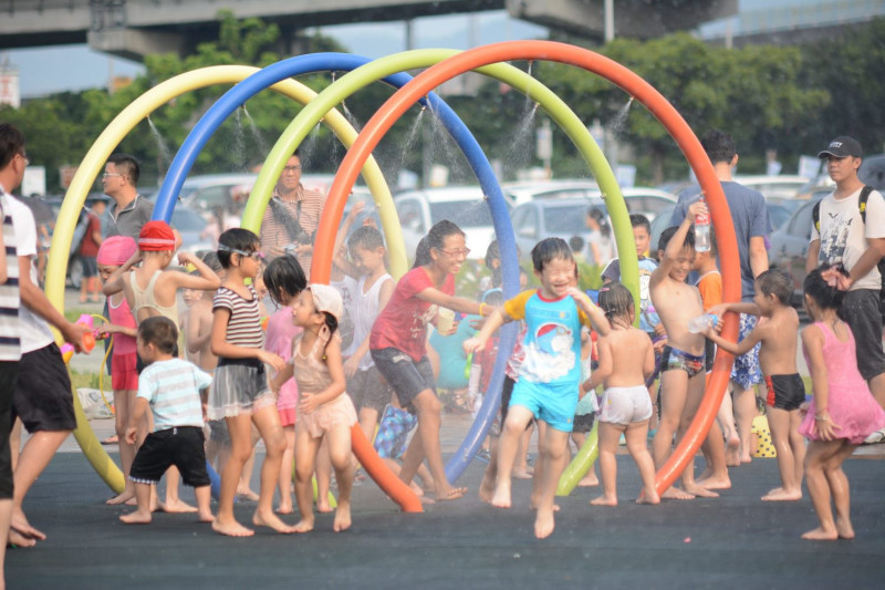 台北市水利處特別特別在暑假期間，將原先在大佳河濱公園周末假日噴水的戲水區，在平日也加碼開放。   圖：台北市工務局提供