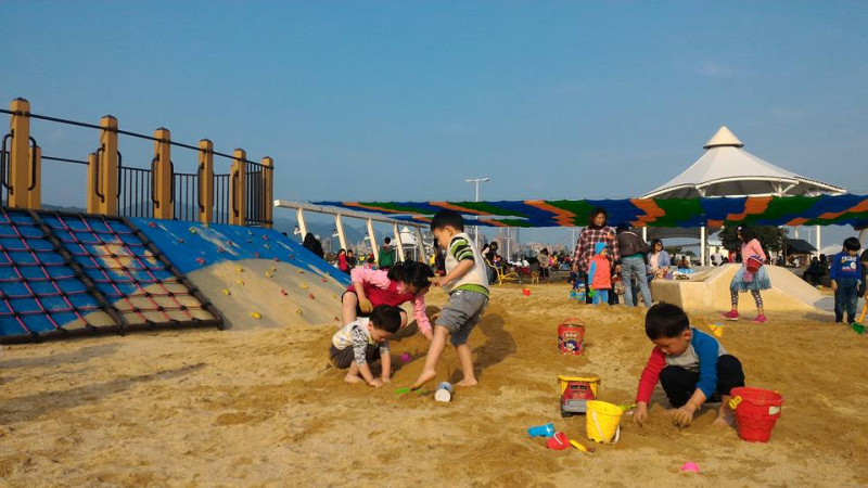 除夏日清涼的戲水區外，周邊還有共融式沙坑、大場地的活動遊憩面積。   圖：台北市工務局提供