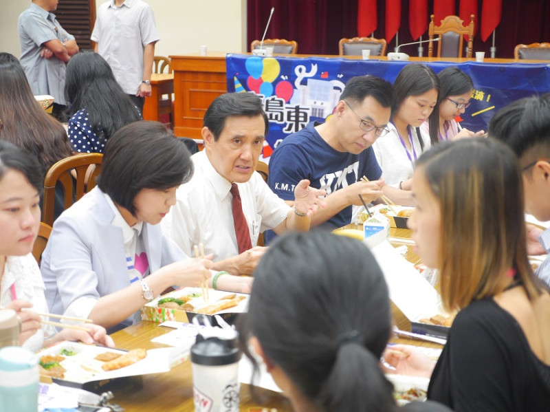 前總統馬英九上午出席「國會青年體驗營」，演講完畢後，坐下來與學員共餐。   圖：趙婉淳／攝
