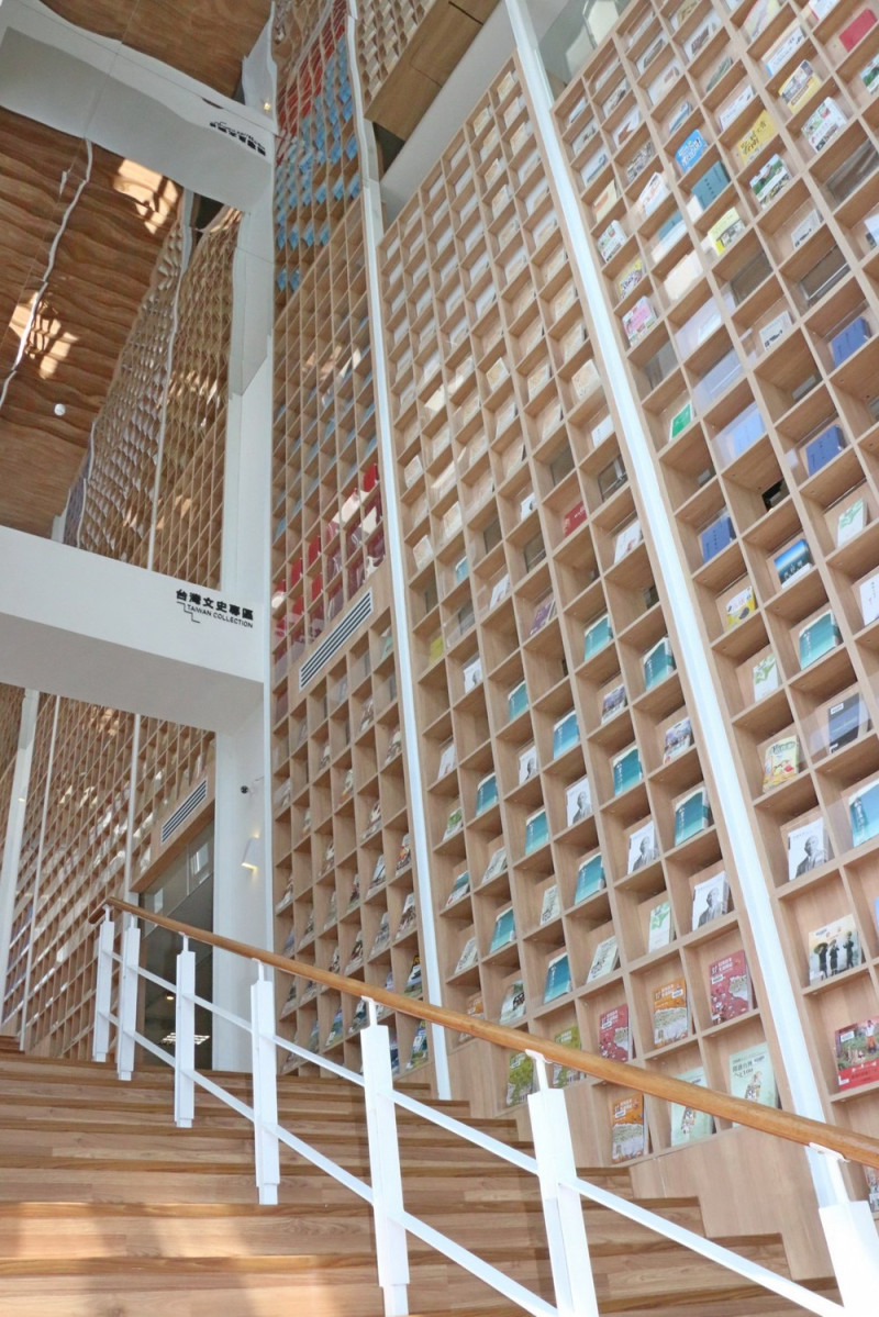 「旗山閱讀大書牆」沿著階梯貫穿圖書館1到3樓，串聯不同屬性的閱覽空間，為館內視覺焦點，營造「書中有人‧人中有書」的閱讀場景。


   圖：高雄市政府/提供