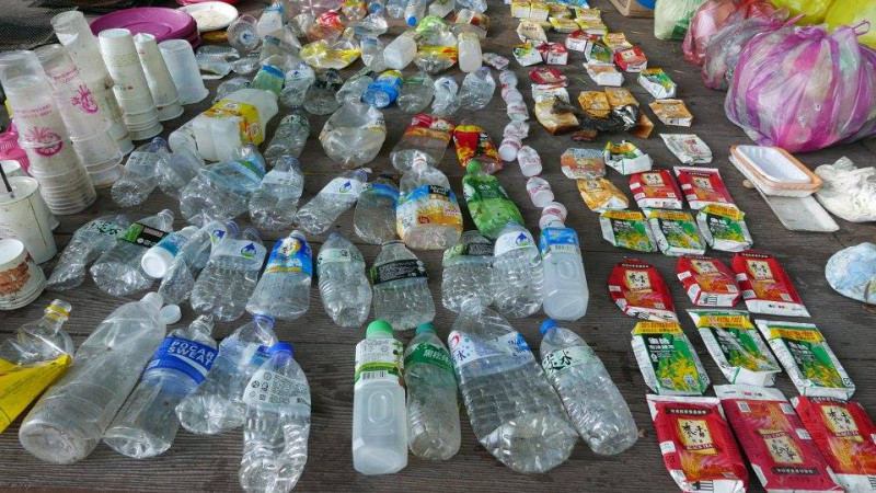 有民間團體計劃用5倍價向回收者直購寶特瓶，再將寶特瓶轉做成二合一環保袋，幫助回收者也兼做環保。   圖：翻攝武柯臉書