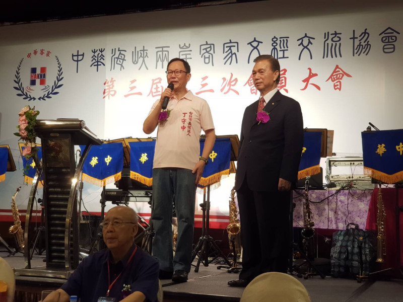 國民黨台北市長參選人丁守中(左)批評，柯文哲出新書是政治操作與選舉策略。   圖：丁守中辦公室提供