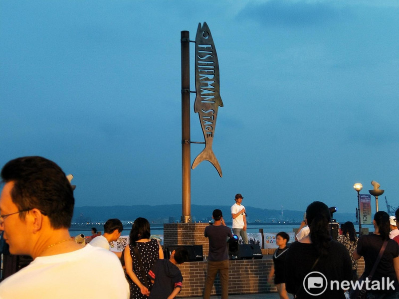 舞台由國際知名設計師AKIBO一手打造的鰆魚裝置舞台，以漁人舞台的精神象徵與地標，結合漁人舞台專屬漁型Logo融入藝術燈飾，營造夏夜獨一無二的聽音氛圍。   圖：張家綺／攝