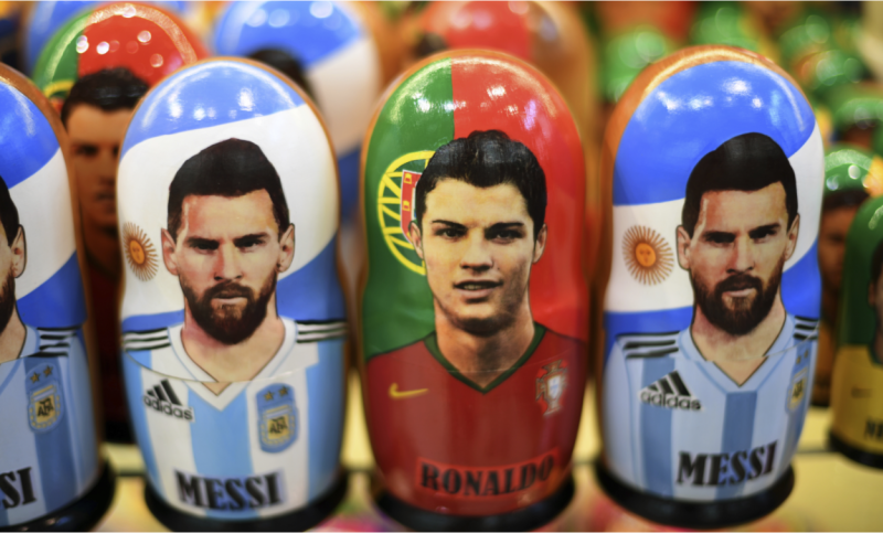 2018俄羅斯世界盃16強淘汰賽今夜登場，阿根廷和葡萄牙兩隊看板球星梅西（Lionel Messi）和C羅（Christiano Ronaldo），先後都將率領各自國家代表隊，爭取進入8強賽的門票。圖為俄羅斯市區以兩人肖像製成的玩偶，連日來大賣。   圖：達志影像/美聯社