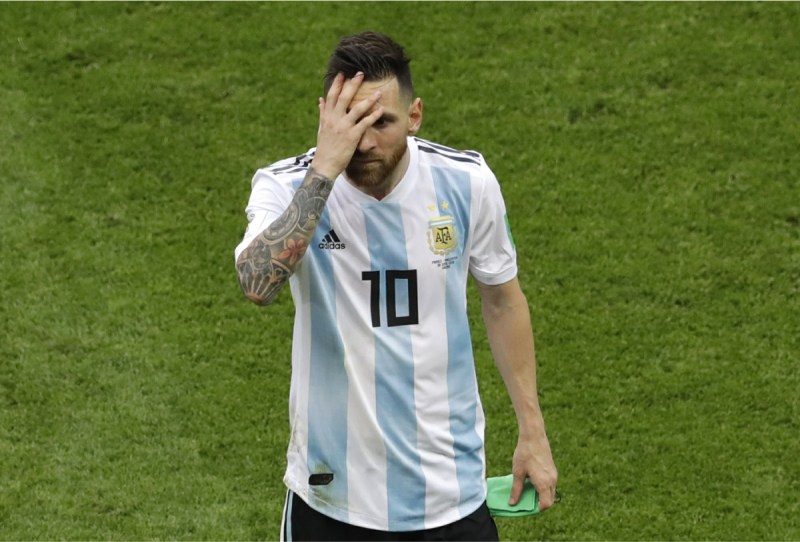 阿根廷在傷停補時的第93分鐘，梅西過頂吊傳，找到禁區內的隊友阿奎洛（Sergio Aguero），讓他成功利用頭槌破網，也替阿根廷追回1球，可惜時間所剩無多，加上兩隊隨後又在場中爆發小規模衝突，又浪費了不少寶貴時間，最終阿根廷只能無奈地和本屆世界盃說掰掰。圖為終場裁判哨音響起，比賽結束，梅西以手掩面，似乎無法接受這個殘酷的事實。   圖：達志影像/美聯社
