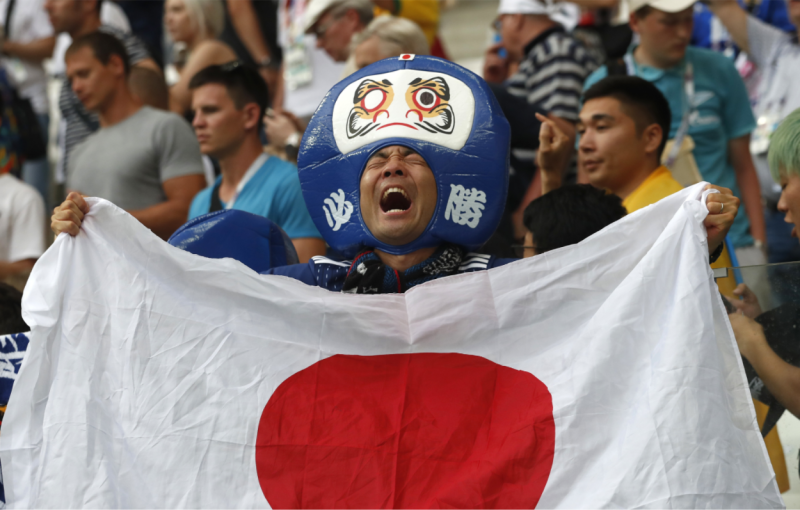 讓許多台灣球迷感動的是，日本隊在多次落後時依舊鍥而不捨的韌性。另外賽後日本球迷球場「撿垃圾」，也讓台灣網友感到佩服。圖為6月28日，日本在小組賽第3輪，雖然以0：1敗給波蘭，但最後仍驚險地搭上16強最後一班列車，現場球迷張開日本國旗大聲歡呼。   圖：達志影像/美聯社