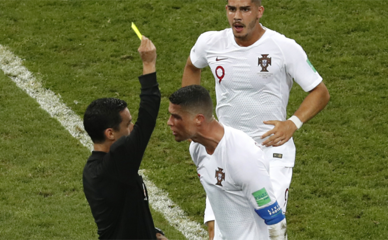 葡萄牙當家主將C羅（Cristiano Ronaldo）抗議裁判未抓烏拉圭球員犯規，遭裁判開給他一張黃牌伺候，C羅情緒顯得十分激動。   圖：達志影像/美聯社