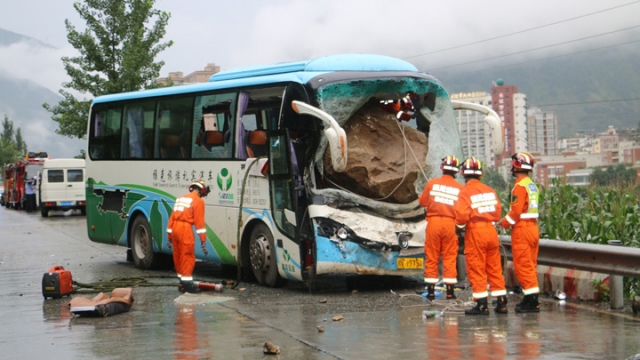 四川雅安市昨天傳出有一輛載着38人的旅遊巴士，行至石棉縣時遭突然滑落的大石砸中，目前已知一死六傷。   圖/翻攝自微博