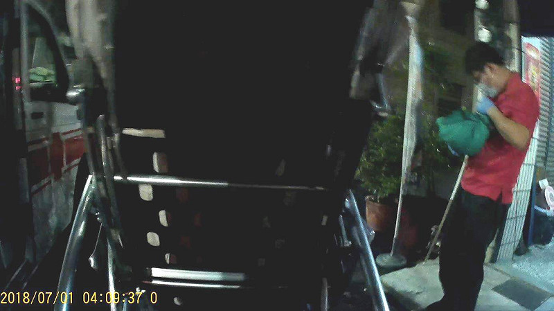 嘉義市一名孕婦在家中產嬰，救護隊員到宅協助接生。   圖：嘉義市政府消防局/提供