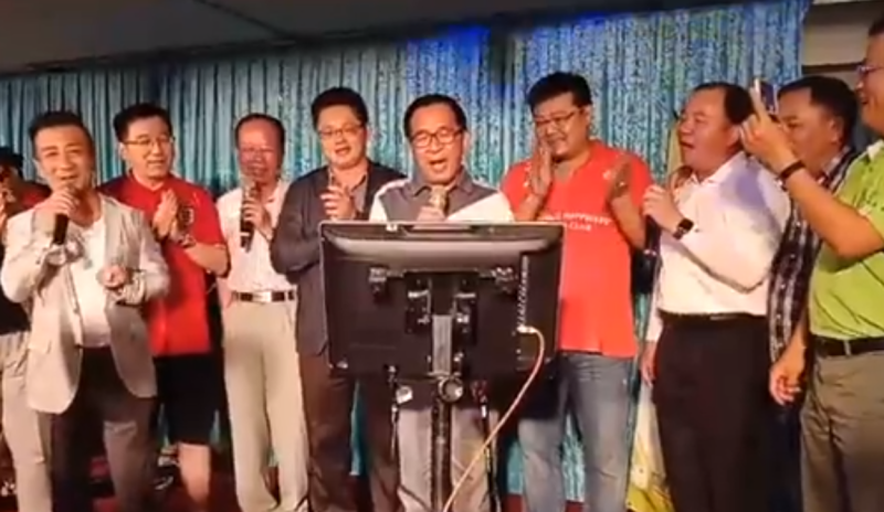 陳水扁在文末po出《要拼才會贏》大合唱的影片。   圖：翻攝自「陳水扁新勇哥物語」臉書粉絲專頁