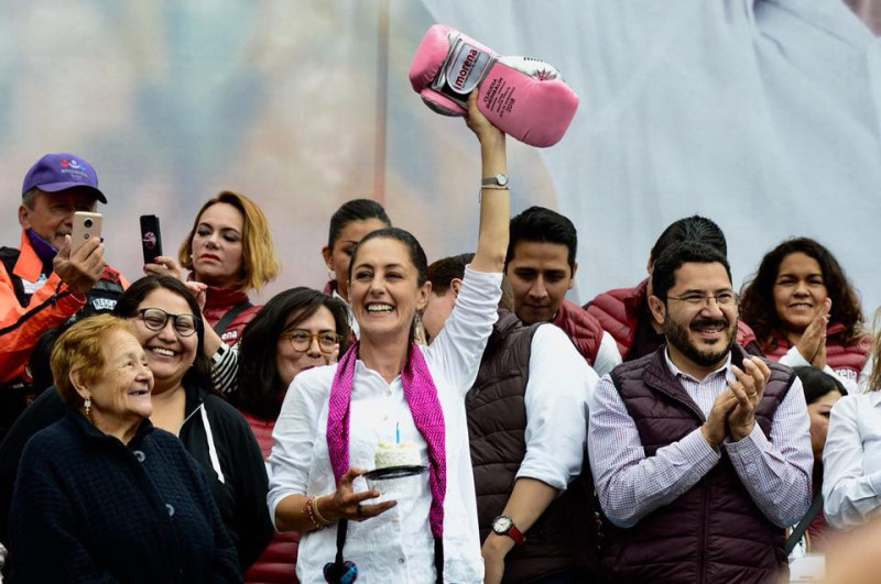 墨西哥大選高舉《性別平等法》，猶太裔的施愛茵葆（前排中）可能獲選為該市有史以來第一位女市長。   圖：翻攝施愛茵葆臉書