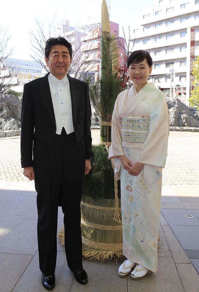 日本首相安倍晉三（左）與妻子也沒有生育，他強調生不生小孩屬於個人自決，外人不必置喙。   圖：翻攝安倍晉三臉書