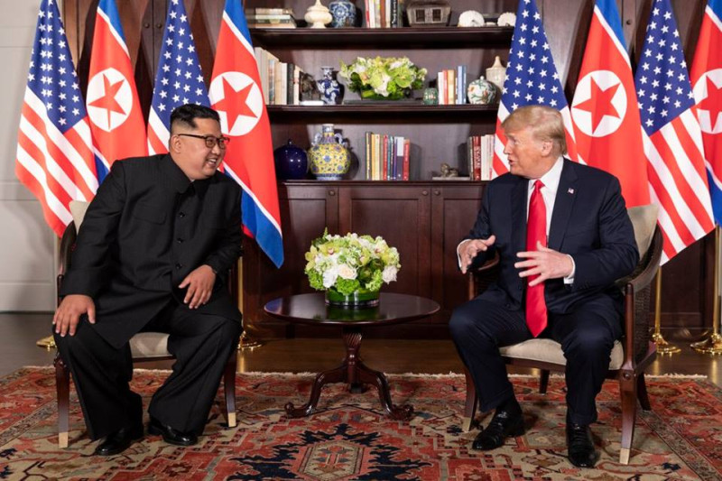 上月12日，朝鮮領導人金正恩（左）與美國總統川普會面，達成包括朝鮮去核化等多項協議。   圖：翻攝美國白宮臉書