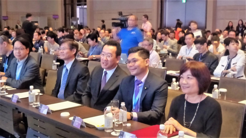 許毓仁、顧立雄、陳美伶等人主持今日2018亞洲區塊鏈高峰會開幕典禮。   圖：簡育詮/攝