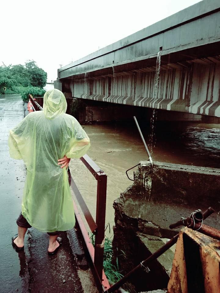 強降雨給嘉義縣民朋友帶來交通不便。   圖：翻攝自吳芳銘臉書