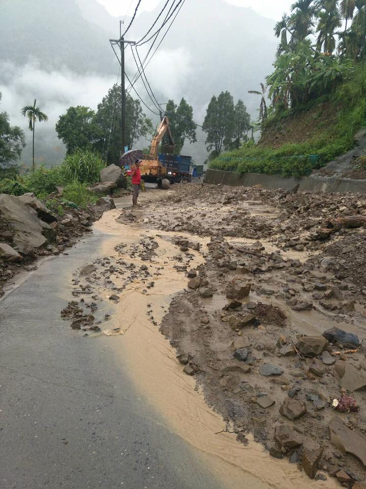 大雨造成嘉義縣山區部分路段土石崩塌。   圖：翻攝自吳芳銘臉書