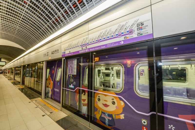 桃捷公司推出新款列車，以特色捷運陪伴民眾暑期遊桃園。   圖：桃園市政府／提供