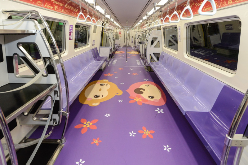桃園哥彩繪列車主打紫色與粉紅色車身，希望吸引更多人到桃園來觀光。
   圖：桃園市政府／提供